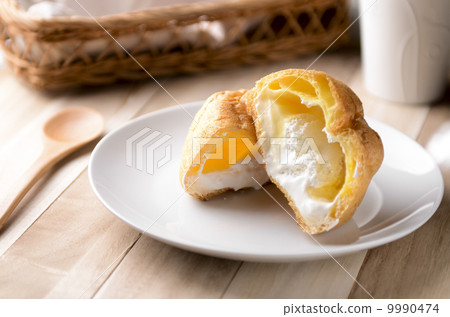 Cream puff Cream puff 9990474