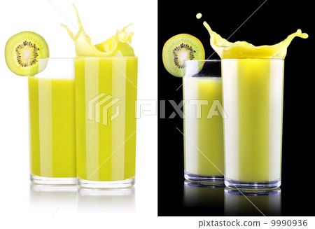 Smoothies of kiwi in glass with splash 9990936