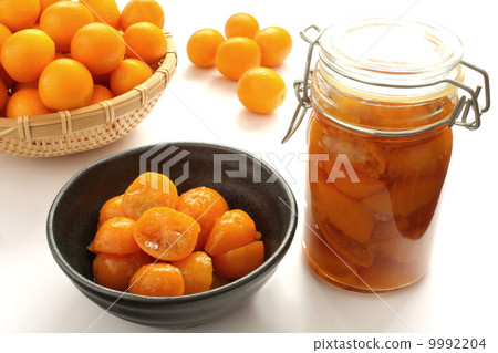 Sweet-dehydrated Japanese cake with golden golden white background 9992204