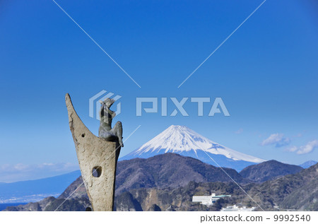 富士山和富士見雕塑線在藍天閃耀“海灘之歌” 富士山和富士見雕塑線在藍天閃耀“海灘之歌” 9992540