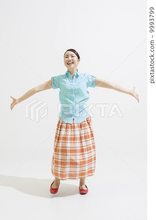 A woman who spreads both hands 9993799