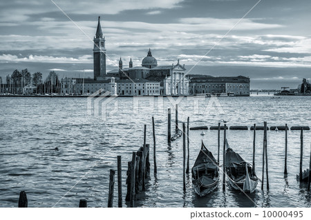 Gondolas on Grand Canal and San Giorgio Maggiore church. Gondolas on Grand Canal and San Giorgio Maggiore church. 10000495