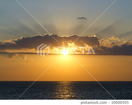 rays of the setting sun breaks through the clouds rays of the setting sun breaks through the clouds 10000505