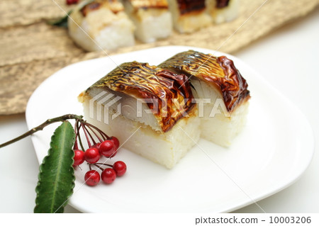 Grilled mackerel sushi 10003206