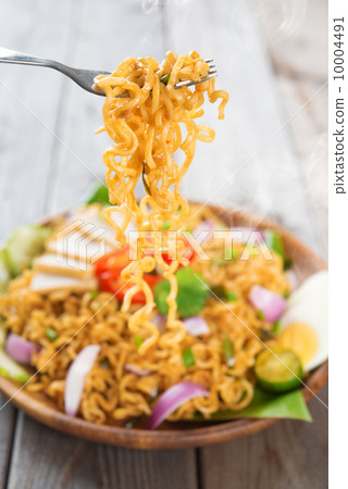 Spicy fried curry instant noodles 10004491