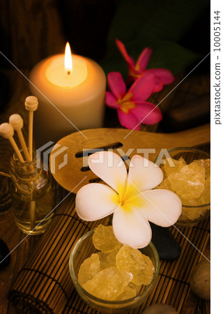 Spa and wellness setting with natural salt 10005144