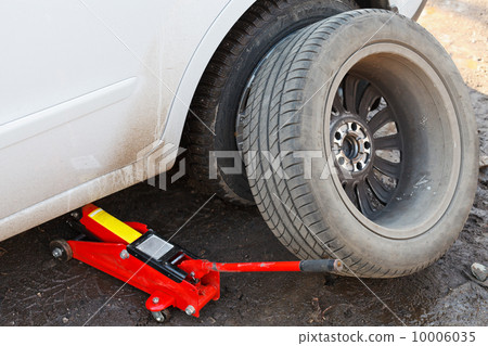 lifting car by hydraulic jack 10006035