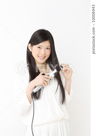 使用頭髮鐵的婦女 10006943