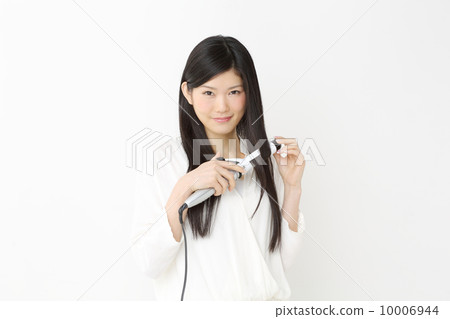 使用頭髮鐵的婦女 10006944