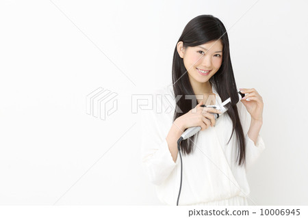 使用頭髮鐵的婦女 10006945