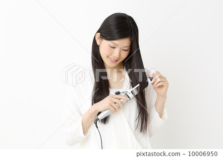 使用頭髮鐵的婦女 10006950