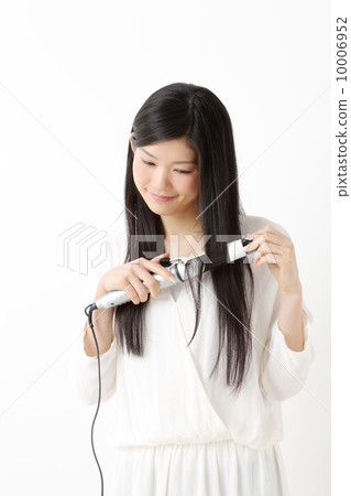 使用頭髮鐵的婦女 10006952