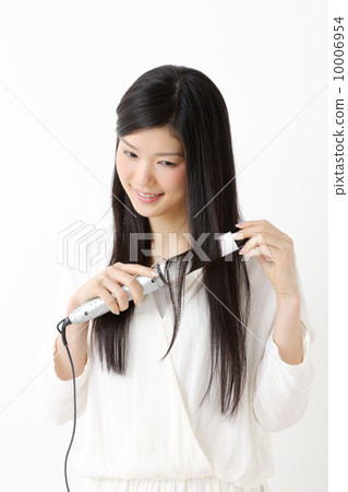 使用頭髮鐵的婦女 10006954