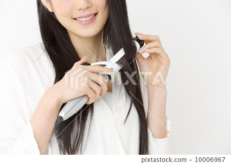 使用頭髮鐵的婦女 10006967