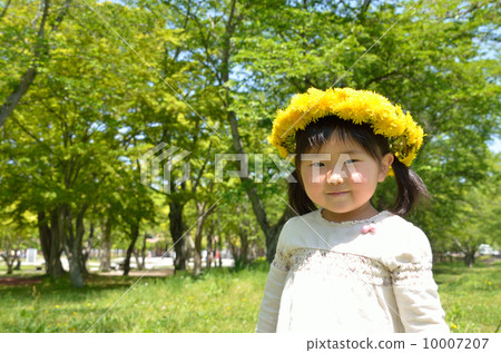 Girls playing dandelion wreaths Girls playing dandelion wreaths 10007207