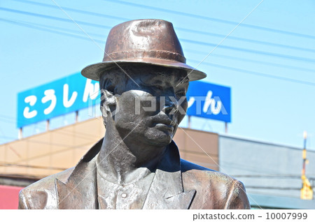 Bronze statue of Torajiro car (Shibamata station front / Shibamata Katsushika Ward, Tokyo) 10007999