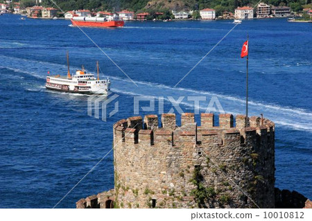 伊斯坦布爾博斯普魯斯海峽和Rumeli Hisar Fortress 伊斯坦布爾博斯普魯斯海峽和Rumeli Hisar Fortress 10010812
