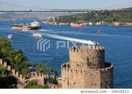伊斯坦布爾博斯普魯斯海峽和Rumeli Hisar Fortress 伊斯坦布爾博斯普魯斯海峽和Rumeli Hisar Fortress 10010813