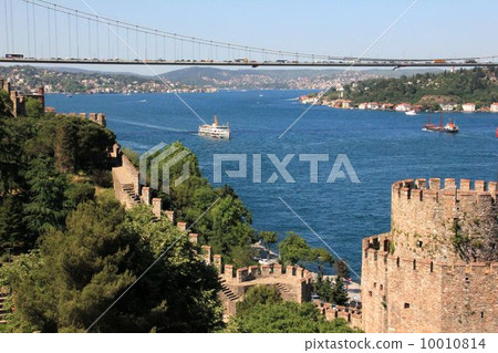 伊斯坦布爾博斯普魯斯海峽和Rumeli Hisar Fortress 伊斯坦布爾博斯普魯斯海峽和Rumeli Hisar Fortress 10010814