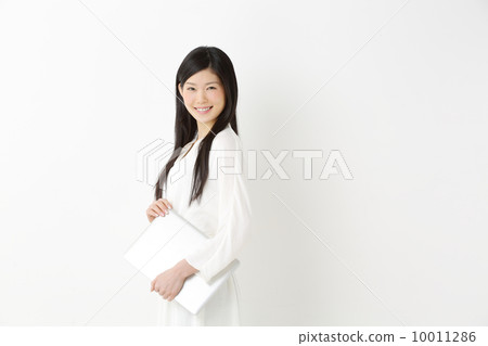 A woman with a laptop 10011286