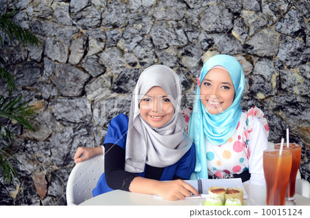 Young asian muslim woman in head scarf 10015124