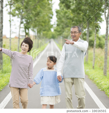 Grandparents and grandchildren holding hands in one road Grandparents and grandchildren holding hands in one road 10016501