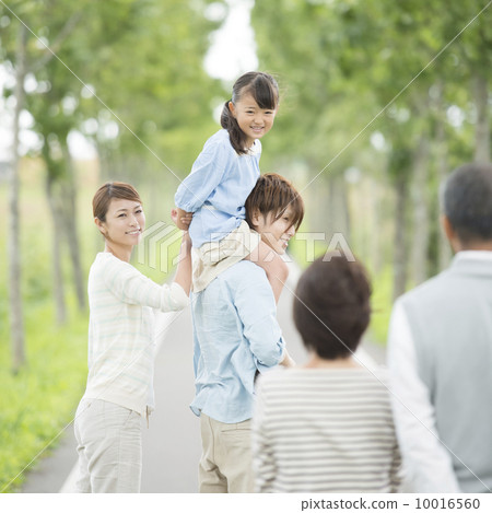 Parents and grandparents doing shoulder cars on one road 10016560