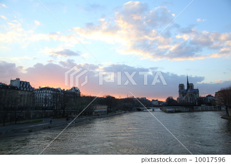 巴黎·塞納河和巴黎圣母院的晚霞 巴黎·塞納河和巴黎圣母院的晚霞 10017596