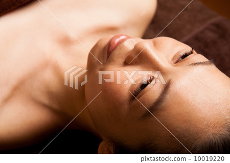 一名40多歲的女子,背著浴巾躺著 一名40多歲的女子,背著浴巾躺著 10019220