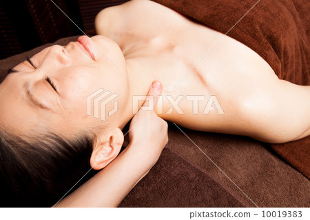 Middle female esthetic (treatment scenery by genuine professional esthetician) Middle female esthetic (treatment scenery by genuine professional esthetician) 10019383
