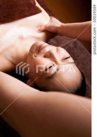 Middle female esthetic (treatment scenery by genuine professional esthetician) 10019384