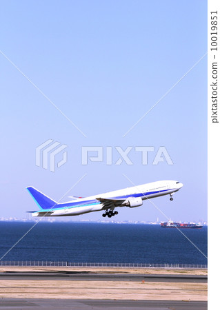 Haneda Airport passenger plane, take off! 10019851