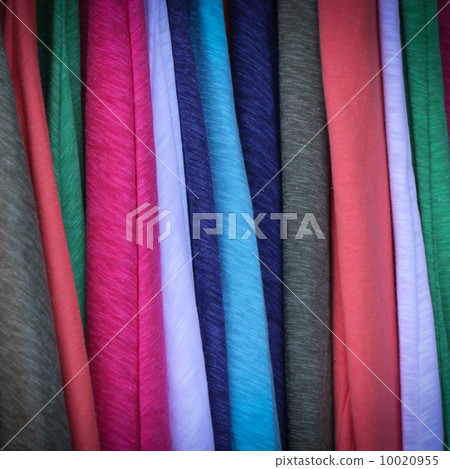 Close up hang shirts and cloths 10020955