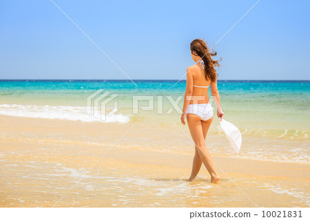 Young woman on ocean beach 10021831