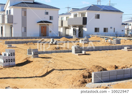 Newly constructed houses and construction site 10022947