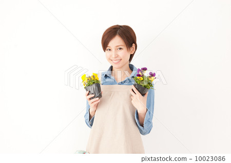 Women who do gardening Women who do gardening 10023086