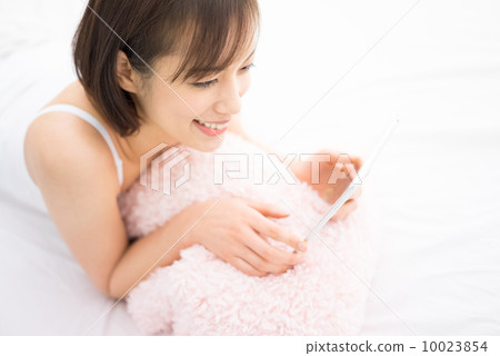 使用平板電腦的女人 使用平板電腦的女人 10023854