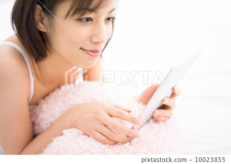 使用平板電腦的女人 使用平板電腦的女人 10023855