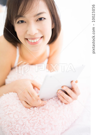 使用平板電腦的女人 使用平板電腦的女人 10023856