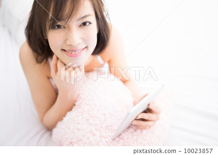 使用平板電腦的女人 使用平板電腦的女人 10023857
