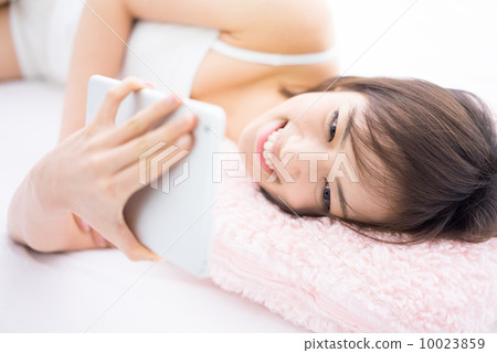 使用平板電腦的女人 使用平板電腦的女人 10023859