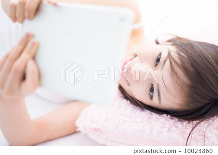 A woman using a tablet PC 10023860