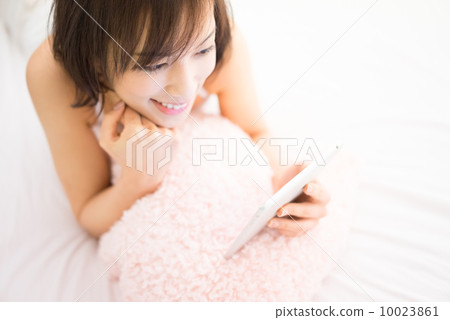 A woman using a tablet PC A woman using a tablet PC 10023861