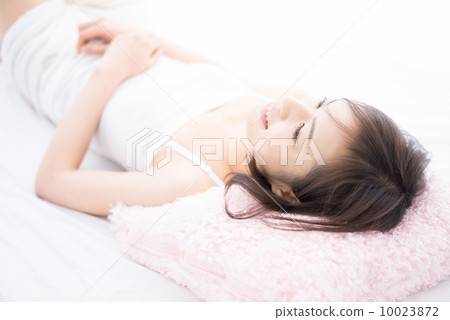 Relaxing woman 10023872