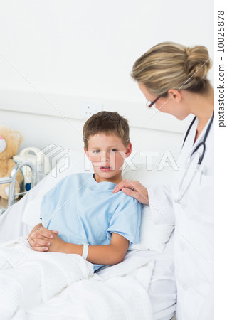 Doctor comforting little boy in hospital 10025878