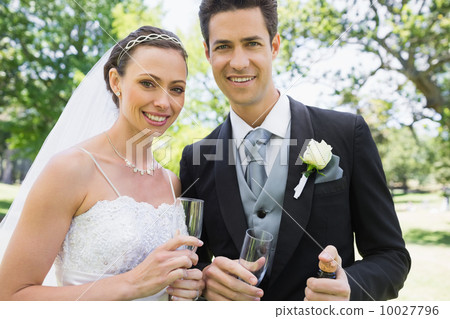Newly wed couple holding champagne glasses 10027796