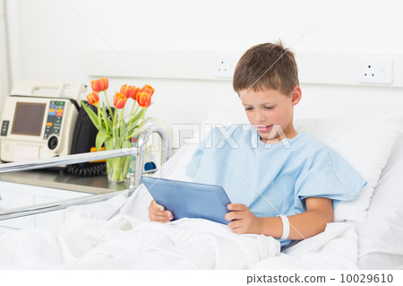Boy using digital tablet in hospital 10029610