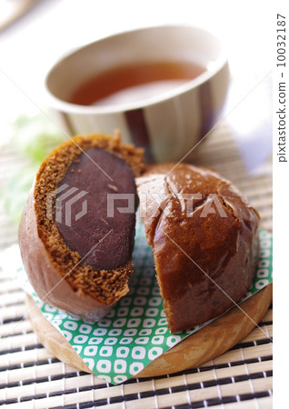 Black sugar manjuu 1/2 cut Black sugar manjuu 1/2 cut 10032187