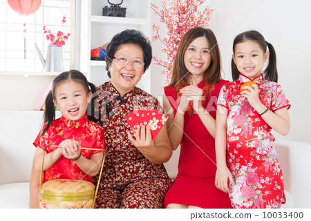 Multi generations Asian family celebrate Chinese new year 10033400