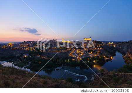 Night view of Spain's ancient capital Toledo 10033508